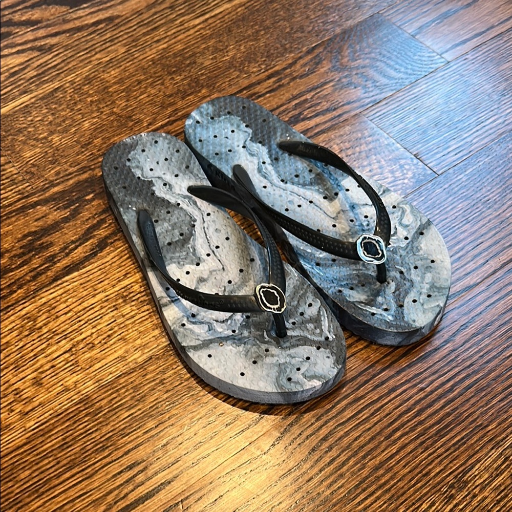 Showaflops Stylish Black and Gray Flip Flops
